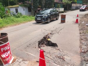 കലുങ്കിന്റെ പില്ലറുകള്‍ ഇടിഞ്ഞു; റോഡ് അപകടാവസ്ഥയിൽ