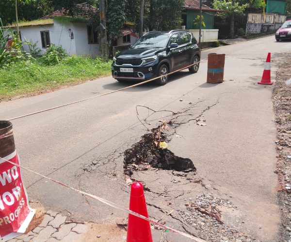 കലുങ്കിന്റെ പില്ലറുകള്‍ ഇടിഞ്ഞു; റോഡ് അപകടാവസ്ഥയിൽ