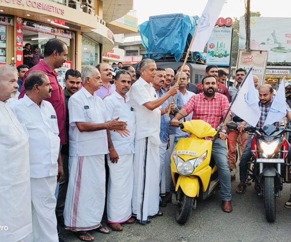 തൊടുപുഴയിൽ മർച്ചന്റ്സ് അസോസ്സിയേഷന്റെ നേതൃത്വത്തിൽ പ്രകടനം നടത്തി