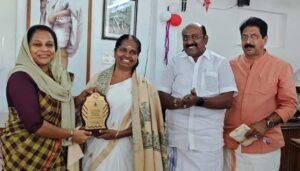 കളഞ്ഞുകിട്ടിയ സ്വർണം ഉടമയെ ഏൽപ്പിച്ച ശശികലയെ നഗരസഭ ആദരിച്ചു