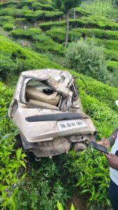 കൊച്ചി - ധനുഷ്കോടി ദേശീയപാതയിൽ നടുപ്പാറക്ക് സമീപം കാർ അപകടത്തിൽപെട്ടു