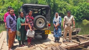 എറണാകുളം ജില്ലയിലെ വിദൂര മേഖലയിലെ പോളിങ്ങ് ബൂത്തുകളിലേക്ക് ഇലക്ഷൻ സാമഗ്രികൾ എത്തിച്ചു