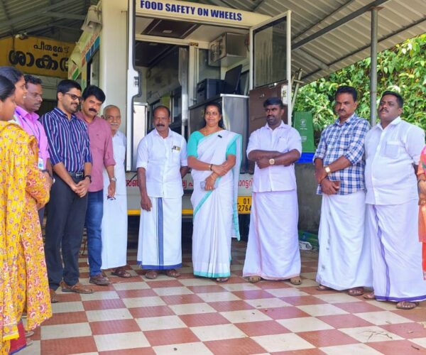 സഞ്ചരിക്കുന്ന ഭക്ഷ്യസുരക്ഷാ പരിശോധനാ ലബോറട്ടറി സേവനം പീരുമേട് പഞ്ചായത്തിൽ