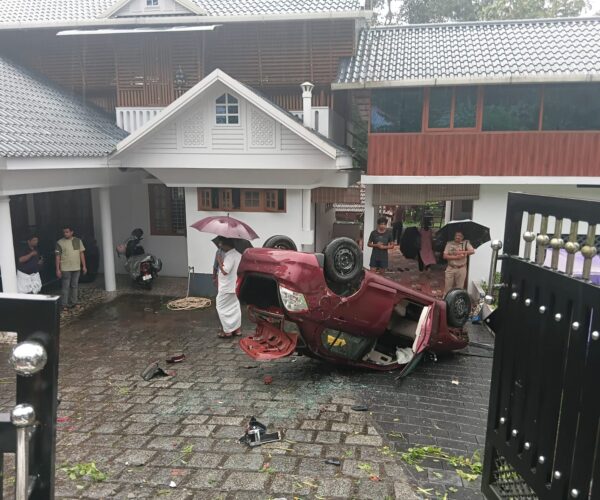 ഉറങ്ങിപ്പോയി; വീടിന്റെ മതിലിടിച്ച് തകര്ത്ത് കാർ വീട്ടുമുറ്റത്ത്