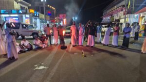 രാഹുൽ ഗാന്ധിയുടെ അറസ്റ്റിൽ പ്രതിഷേധിച്ച് ഉടുമ്പഞ്ചോലയിൽ കോൺഗ്രസ്സ് പ്രവർത്തകർ റോഡ് ഉപരോധിച്ചു; പ്രധാന മന്ത്രി നരേന്ദ്ര മോദിയുടെ കോലം പ്രവർത്തകർ കത്തിച്ചു