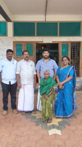 ബസ്റ്റോപ്പിൽ ഉപേക്ഷിക്കപ്പെട്ട വയോധികയെ സ്നേഹമന്ദിരത്തിൽ എത്തിച്ചു