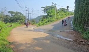 ഇടുക്കി മെഡിക്കൽ കോളേജിലെ രണ്ട് ബ്ലോക്കുകൾക്കിടയിലുള്ള നടപ്പാത അപകട കെണിയാകുന്നു
