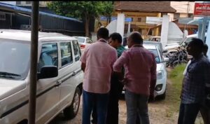 കൈക്കൂലി പണം വാങ്ങാൻ അക്കൗണ്ട് എടുത്തത് അസം സ്വദേശിയുടെ ആധാർ കാർഡ് ഉപയോഗിച്ച്; ഗുഗിൾ പേ പ്രവർത്തിപ്പിച്ചത് മറ്റൊരു മലയാളിയുടെ ഫോൺ നമ്പർ ഉപയോഗിച്ച്; വൈക്കം സി.ഐ ഷമീർ ഖാന്റെ കാനറാ ബാങ്കിലെ അക്കൗണ്ട് പരിശോധിച്ച് വിജിലൻസ് സംഘം